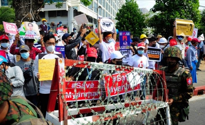 Askeri darbeyi protesto eden Myanmarlılar 