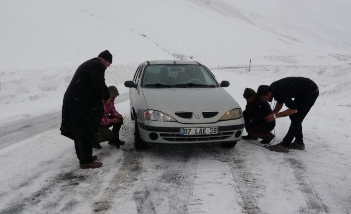 Bahçesaray yolu çığ ve tipi tehlikesi nedeniyle ulaşıma kapatıldı