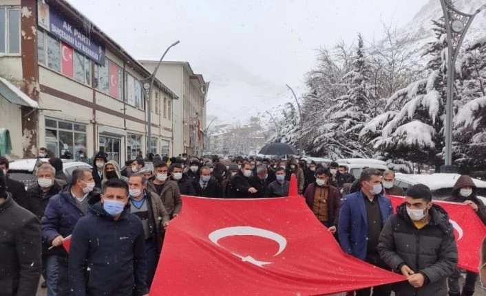 Bahçesaray’da lapa lapa kar yağışı altında teröre lanet yürüyüşü