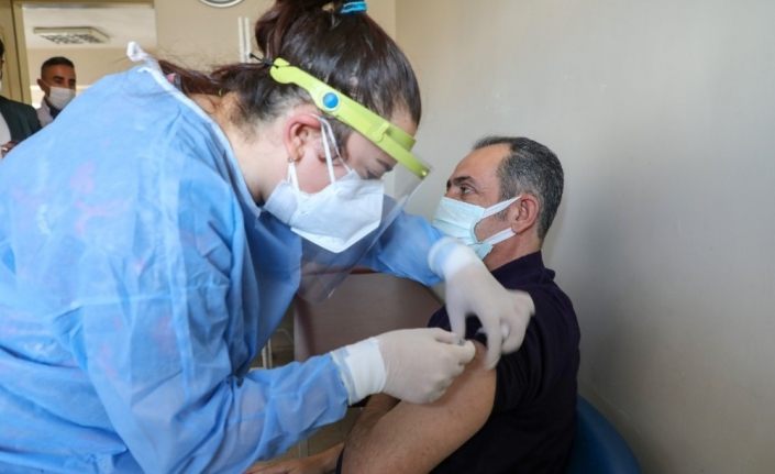 Gürpınar Belediye Başkanı Tanış korona virüs aşısı oldu