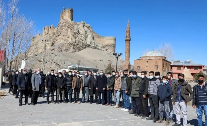 Gürpınar Belediye Başkanı Tanış: “Yatırımlarla Hoşab Mahallesi’nin çehresini değiştireceğiz”