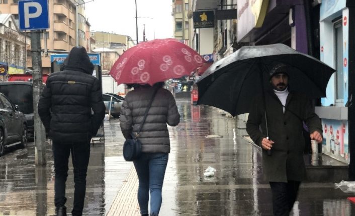 Batı’da kar, Kars’ta yağmur etkili oluyor