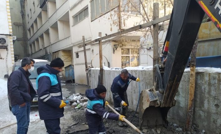 Belediye ekipleri soğuk havaya meydan okuyor