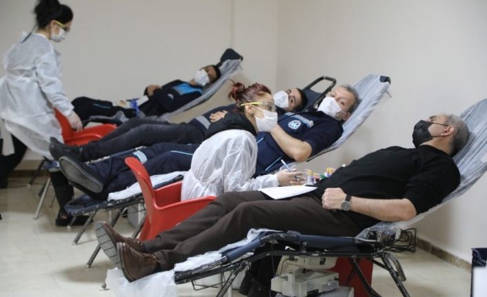 Belediye personeline Kızılay’a kan desteği