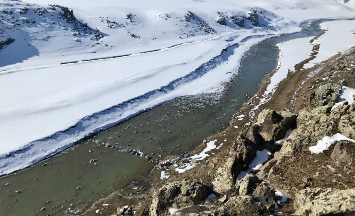 Beyaza bürünen Murat Kanyonu, manzarasıyla göz kamaştırıyor