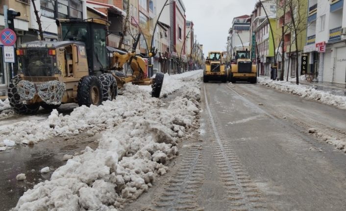 Bingöl’de ekiplerin karla mücadelesi