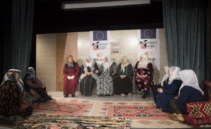 Bitlisli kadınlar yöresel kız isteme geleneğini tiyatroya taşıdı