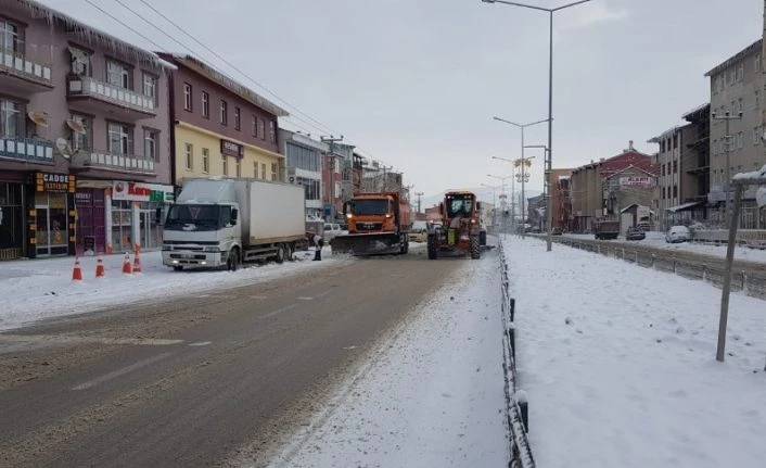 Buzlanan yollarda tuzlama çalışması