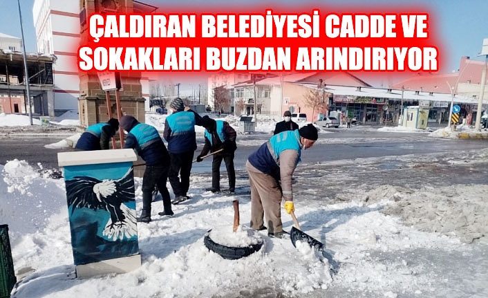 Çaldıran Belediyesi cadde ve sokakları buzdan arındırıyor