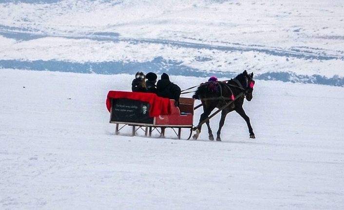 Çıldır Gölünde buz üstünde heyecanlı drift ve atlı kızak keyfi