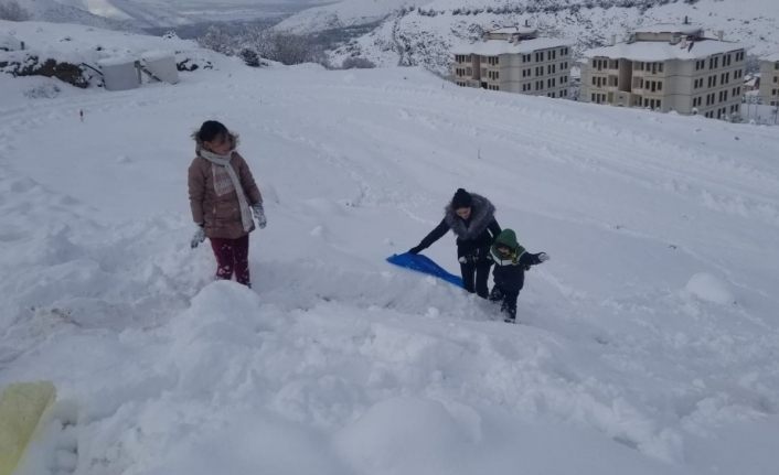 Çocukların poşetle kızak keyfi