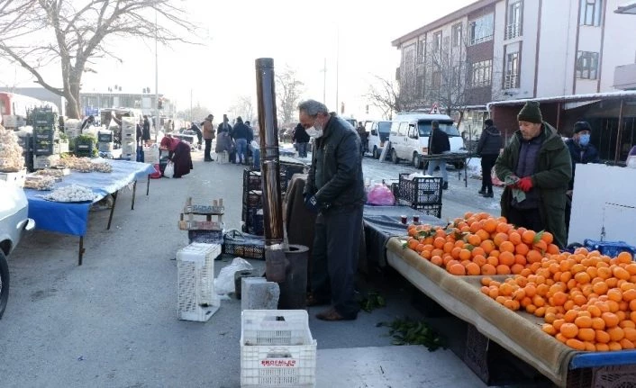 Doğu Anadolu buz kesti, pazarcılar soğuktan korunmak için soba kurdu