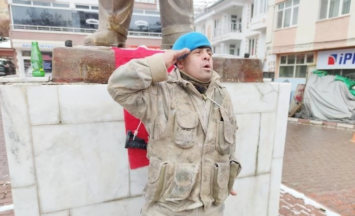 Down’lu Kemal’in vatan ve bayrak sevgisi, komando kıyafeti ile geziyor