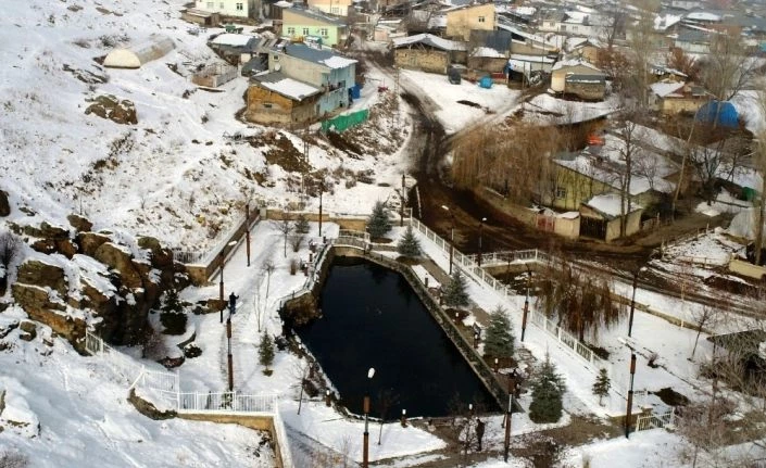 Eksi 40 derece havada bile donmayan balıklı göl görenleri şaşkına çeviriyor