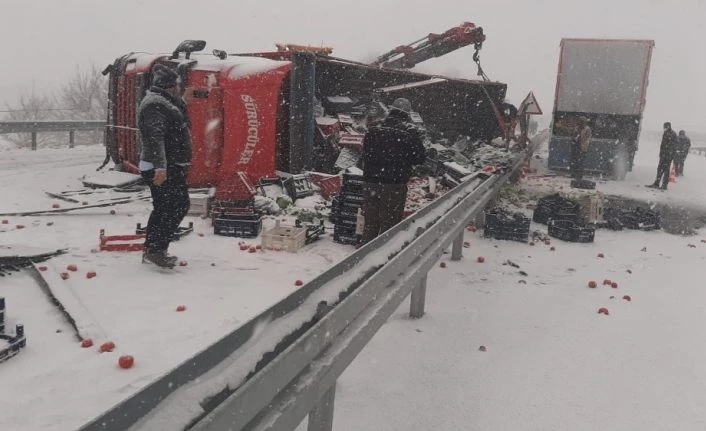 Elazığ’da tırlar çarpıştı, sebze ve meyveler yola saçıldı:3 yaralı