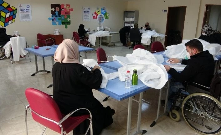 Engelli bireyler “Engelsiz Maske Üretim Projesi” ile maske ve koruyucu kıyafet üretiyor