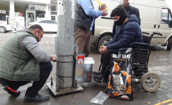 Engelli genç topladığı bağışlarla sokak hayvanlarına mama istasyonları kuruyor