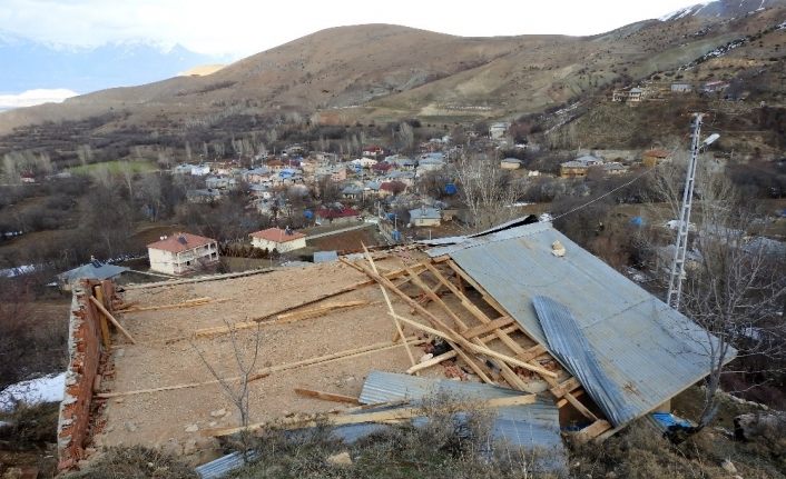 Erzincan’da fırtına bir evin çatısını uçurdu