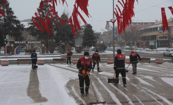Erzincan’da kar ve tipi etkili oluyor, 359 köy yolu ulaşıma kapandı