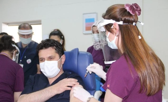 Erzurum İl Milli Eğitim Müdürü ve 4 köy öğretmeni Covid-19 aşısı oldu