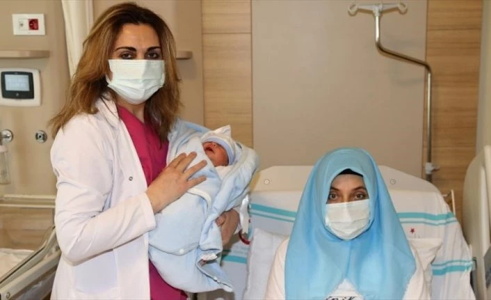 Erzurum Şehir Hastanesinde suda doğan ilk bebeğe 