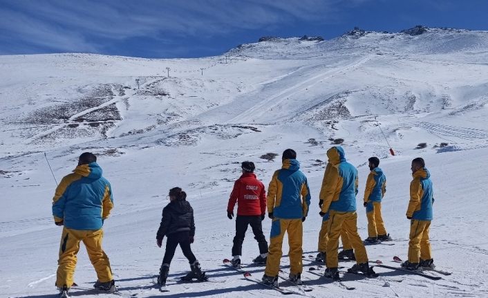 Genç yükümlülerle temel kayak eğitimi