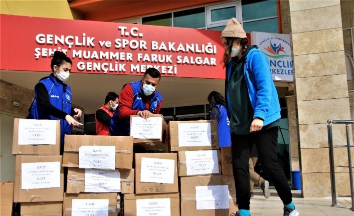 Gençler "Kardeşlik Üşümesin" dedi, topladıkları kıyafetleri İdlib’e gönderdi