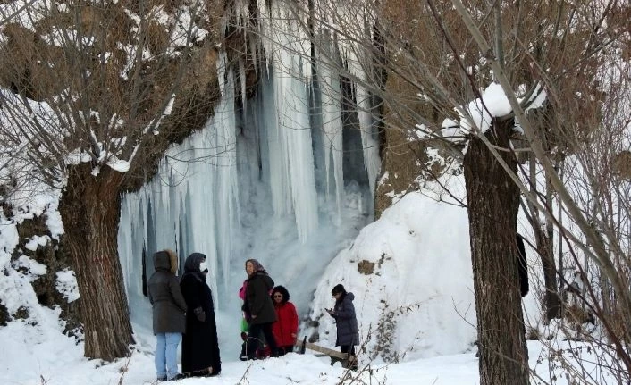 Girlevik Şelalesi ’buz dağı’ gibi