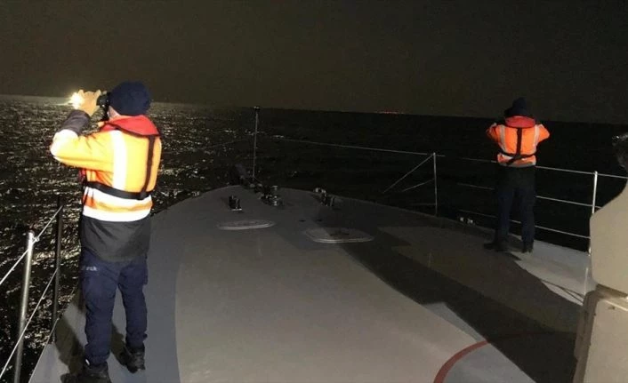 Gökçeada açıklarında teknenin batması sonucu kaybolan 2 kişiyi arama çalışmaları sürüyor