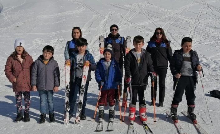 Hakkari polisi çocukları kayak merkezinde sevindirdi