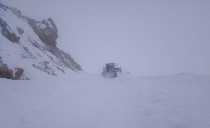 Hakkari’de 127 yerleşim yerinin yolu ulaşıma kapandı