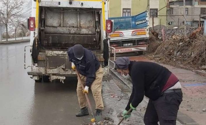 Hakkari’de yağmur suyu tahliye giderlerinin ızgaraları temizlendi