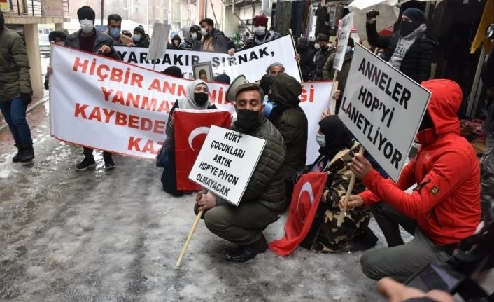 HDP binası önündeki ‘Evlat Nöbeti’ üçüncü haftasında
