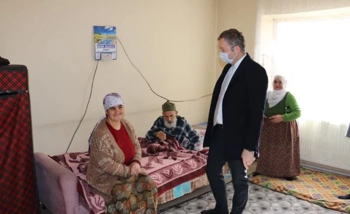Hizan Kaymakamı Yelek hasta vatandaşların taleplerini evlerinde dinliyor