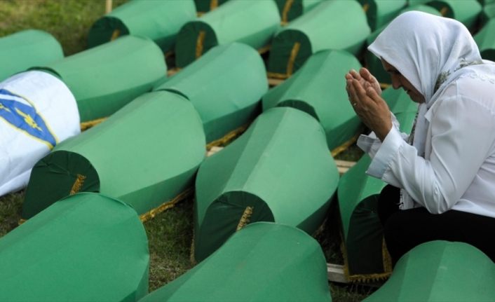 Hollanda hükümetinden Srebrenitsa