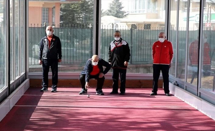 Huzurevinin çınarları salgın döneminde sosyal etkinliklerle moral buluyor