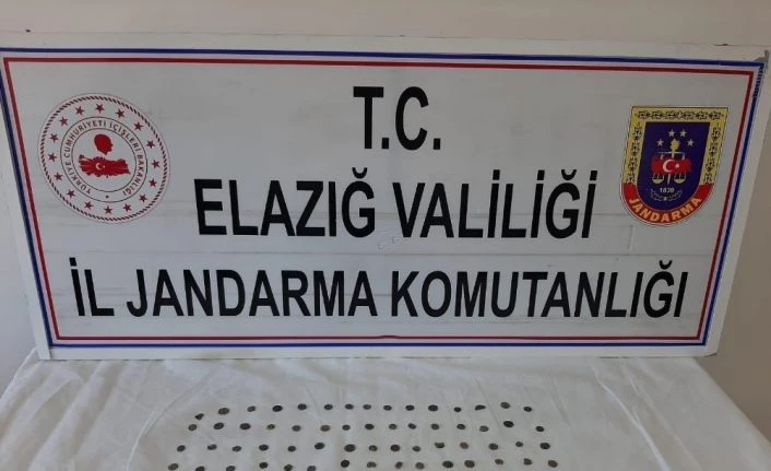 Jandarma alıcılı kılığında 103 adet tarihi obje ele geçirdi