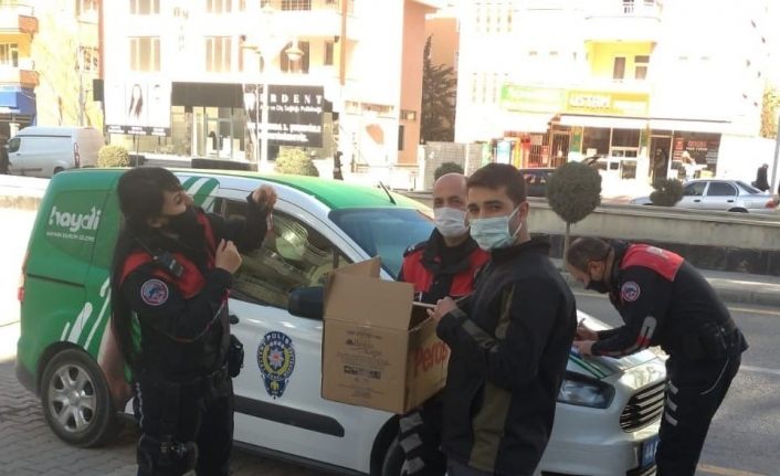 Kanadı kırık Serçe’ye polis şefkati