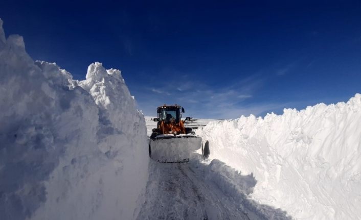 Van'da kar kalınlığının iş makinesinin boyunu aştığı yolda çalışma