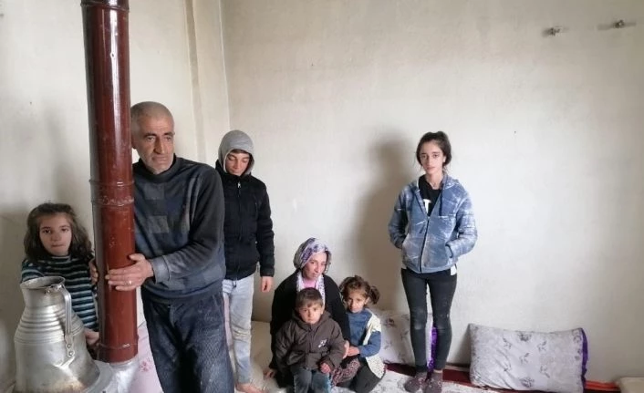 Karda çatıları çöken 12 nüfuslu aile yardım eli bekliyor