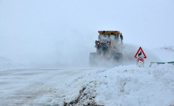 Kars Çıldır yolunda tipi geçit vermiyor