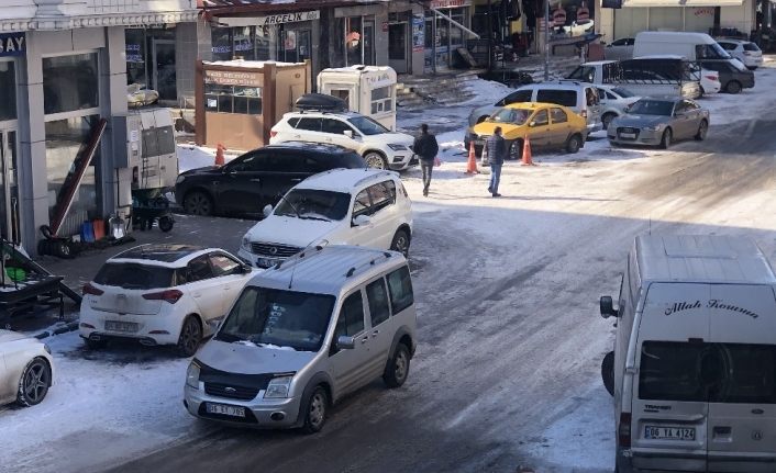 Kars’ta gelişi güzel park edilen araçlar trafiği aksatıyor