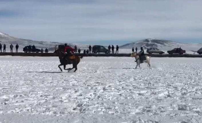 Kars’ta kar üzerinde cirit coşkusu