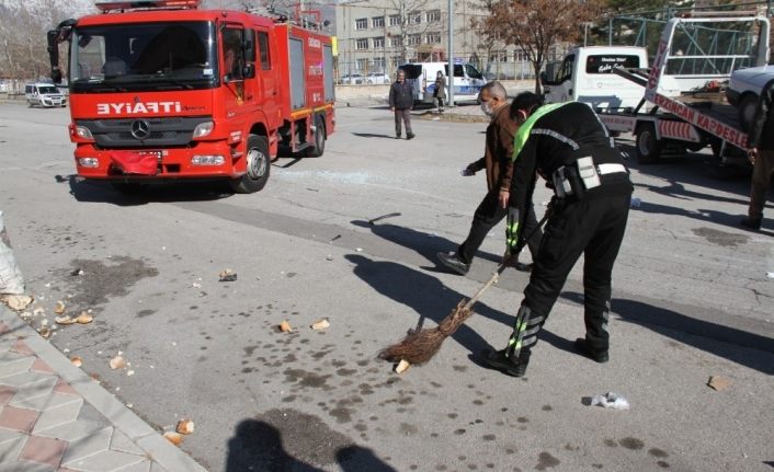 Kaza sonrası yere saçılan ekmeklere basılmaması için duyarlı polis memuru süpürdü