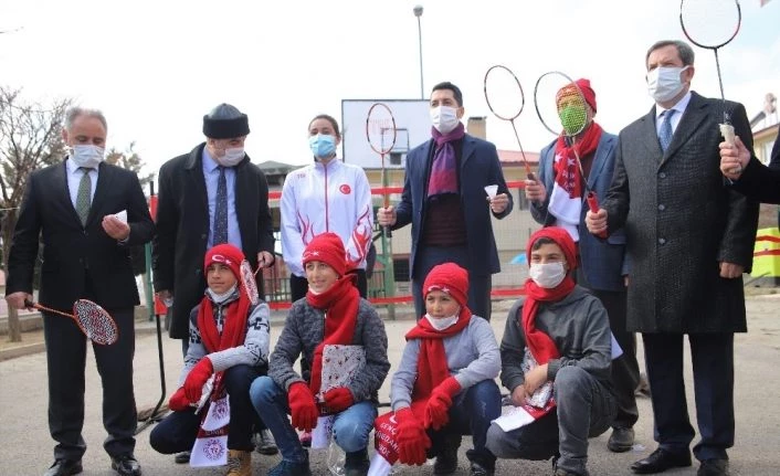 Köy okulu öğrencileri, milli sporcu eşliğinde badminton ile tanıştı