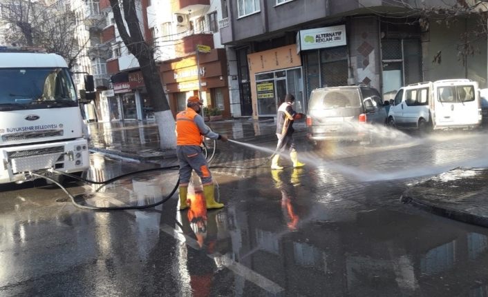 Malatya’da cadde ve kaldırımları yıkanıyor