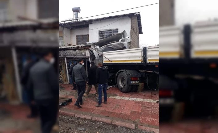 Malatya’da yoldan çıkan tır iş yerine girdi: 4 yaralı