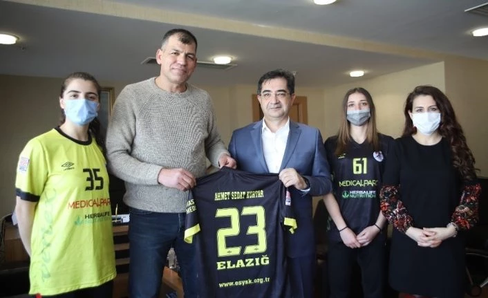Medical Park Elazığ Hastanesi Genel Müdürü Kurtar: “Hentbol takımımızı her zaman desteklemeye devam edeceğiz”