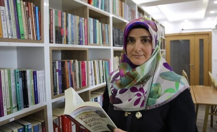 Mesleğinden istifa etmek zorunda bırakılan Saadet öğretmen 15 yıl sonra göreve döndü