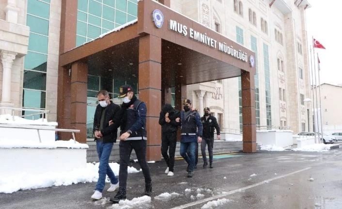 Midesinde uyuşturucu sevkiyatı yapan 2 kişi, polisin dikkati sayesinde yakalandı